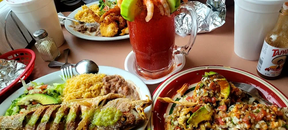 Huachinango Tostada de Pescado Tacos de Bistec Camaro Es Empalizada Y Michelada